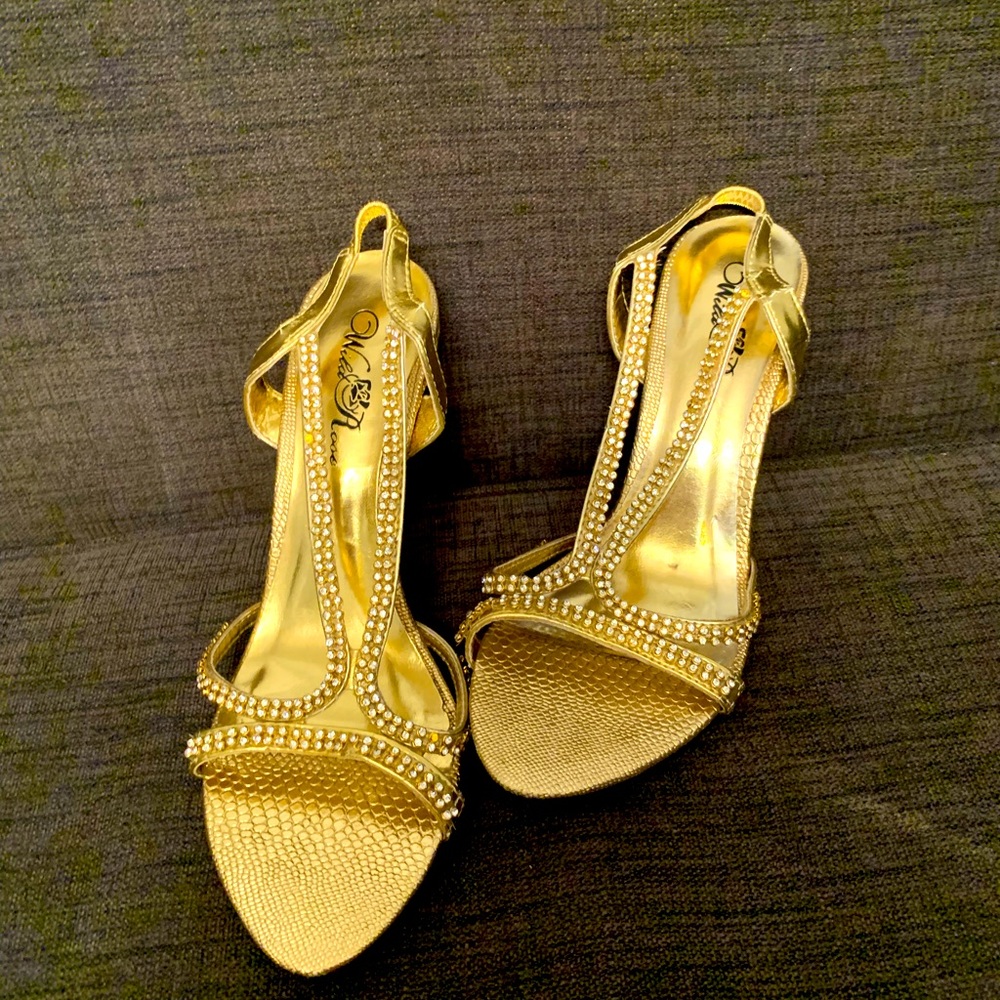 🍉 Beautiful gold heels!